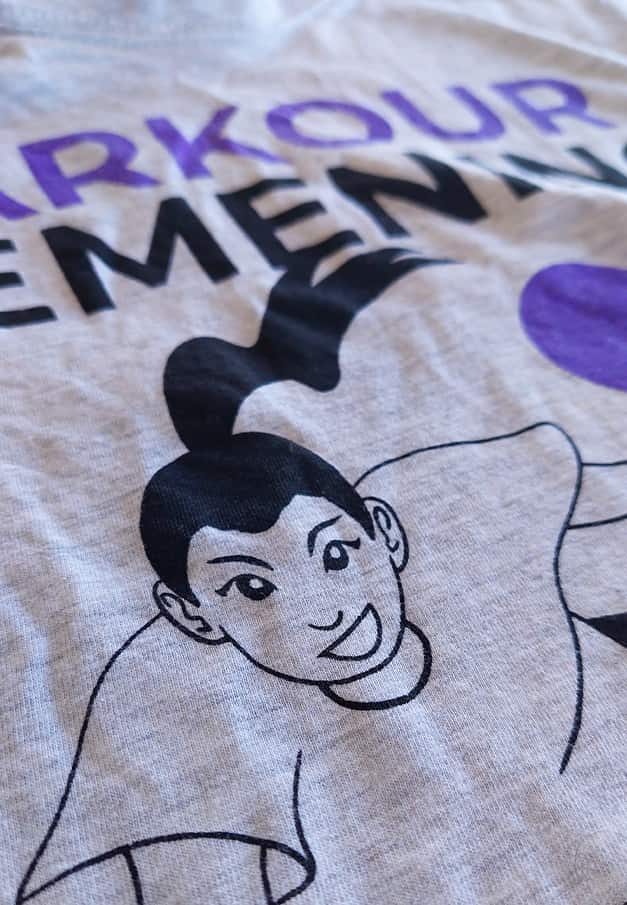detalle impresion en serigrafia sobre textil polera parkour femenino caricatura